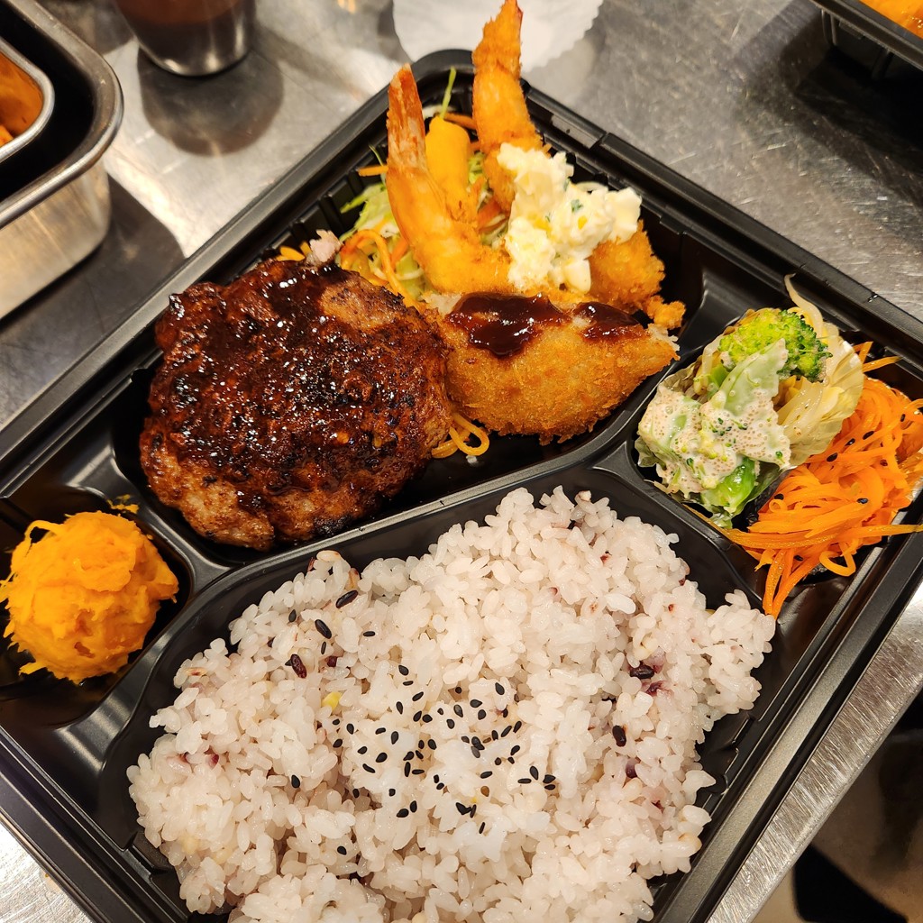 ハンバーグとエビフライ弁当