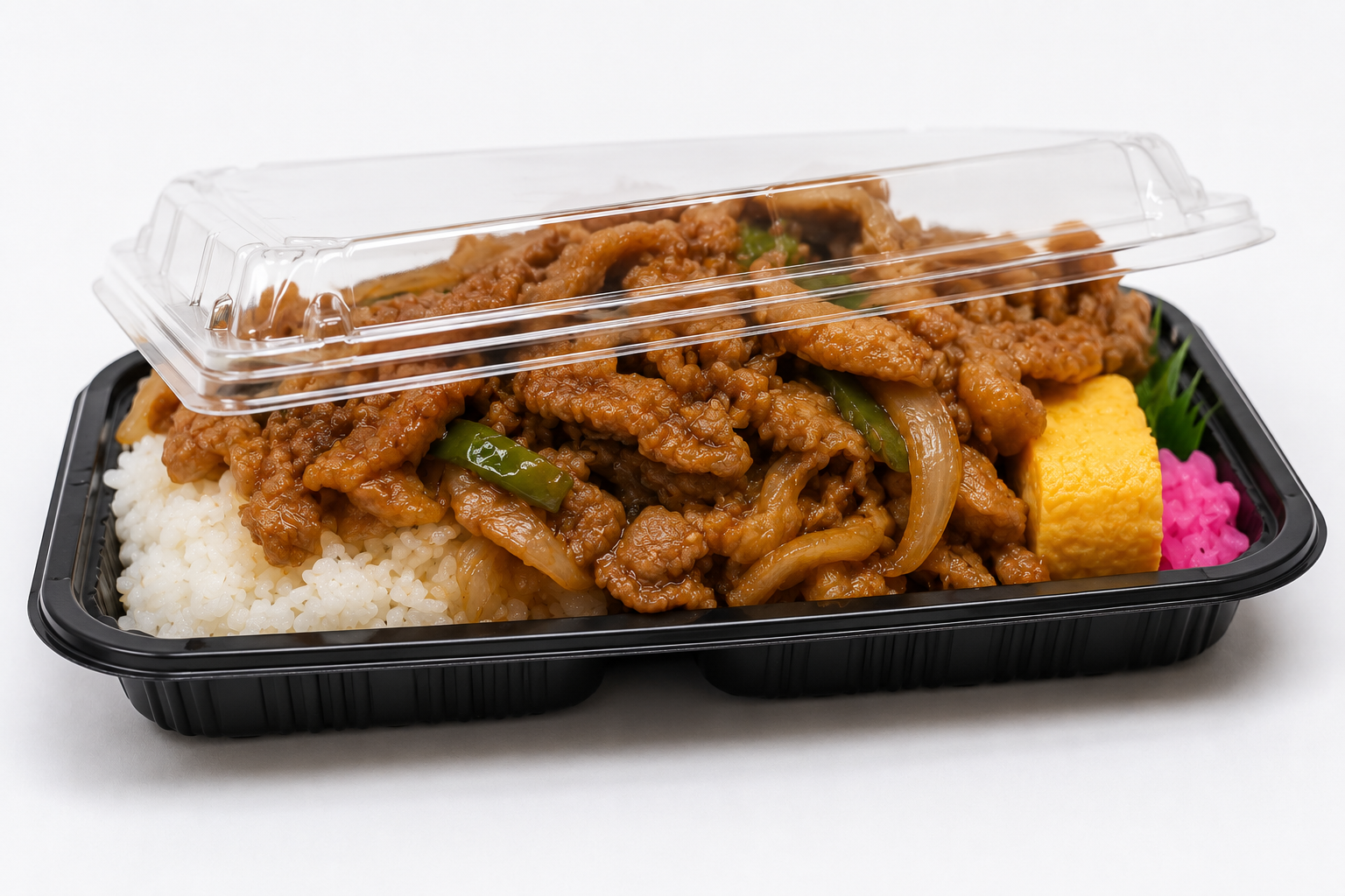 料理を入れすぎてフタが閉まりきっていない食品容器